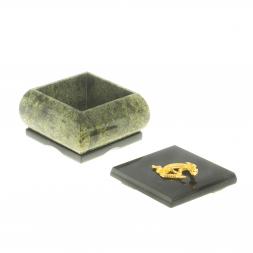 Шкатулка с ящерицей из змеевика 7х7х5 см