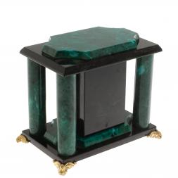 Часы из шабровского змеевика 17х12х17 см