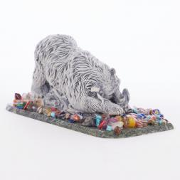 Сувенир из мрамолита "Медведь большой с рыбой №1"