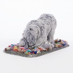 Сувенир из мрамолита "Медведь большой с рыбой №1"