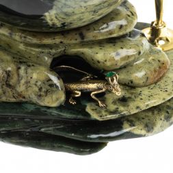 Композиция из змеевика "Ящерица на скале" шар 9,5 см