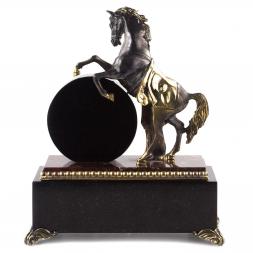 Часы со шкатулкой "Вздыбленный конь" бронза камень креноид