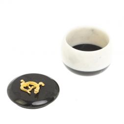 Шкатулка круглая из белого мрамора и черного мрамора 7х7х6 см