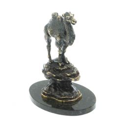 "Верблюд на скале" на подставке из камня змеевик