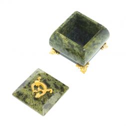 Шкатулка с ящерицей из змеевика 6х6х6 см