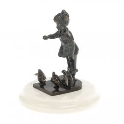 Бронзовая статуэтка "Девочка с голубями" мрамор