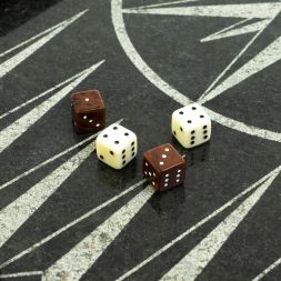 Кубики зарики 1 см белые и коричневые 4 шт