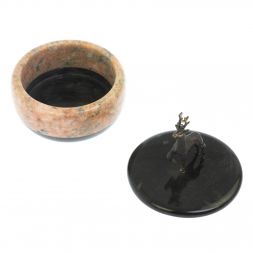 Шкатулка круглая "Олень" из розового мрамора и змеевика 10х10х11,5 см