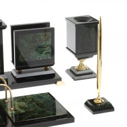 Письменный прибор "Орёл" из нефрита на ножках