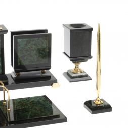 Письменный прибор "Лев" из нефрита на ножках