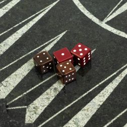 Кубики зарики 1 см красные и коричневые 4 шт