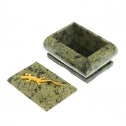 Шкатулка прямоугольная с ящерицей из змеевика 7,5х6х5 см