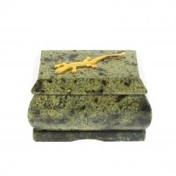 Шкатулка прямоугольная с ящерицей из змеевика 7,5х6х5 см