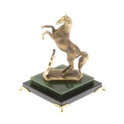 Бронзовая статуэтка "Лошадь с подковой" камень нефрит